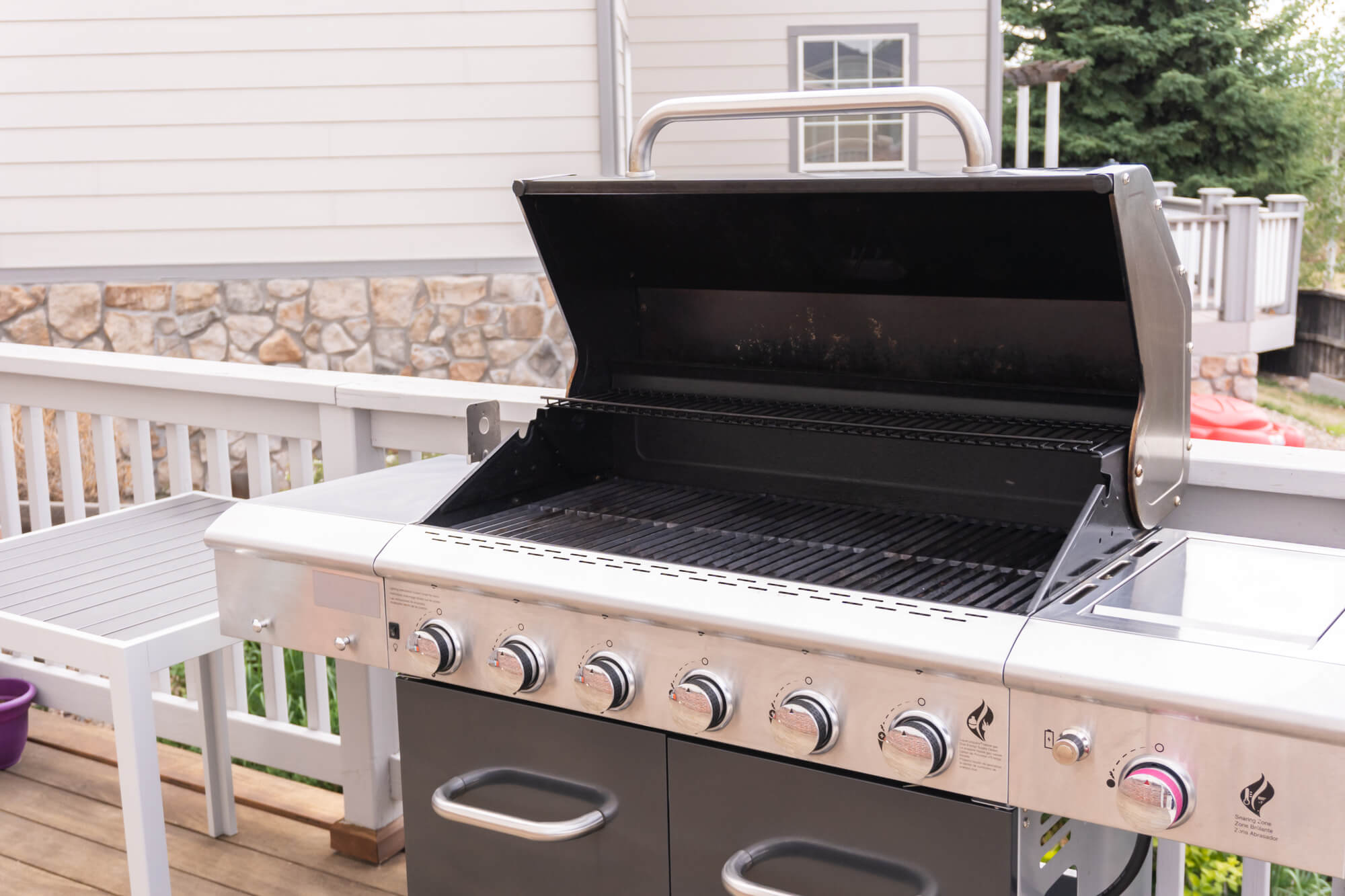 Outdoor six-burner gas grill